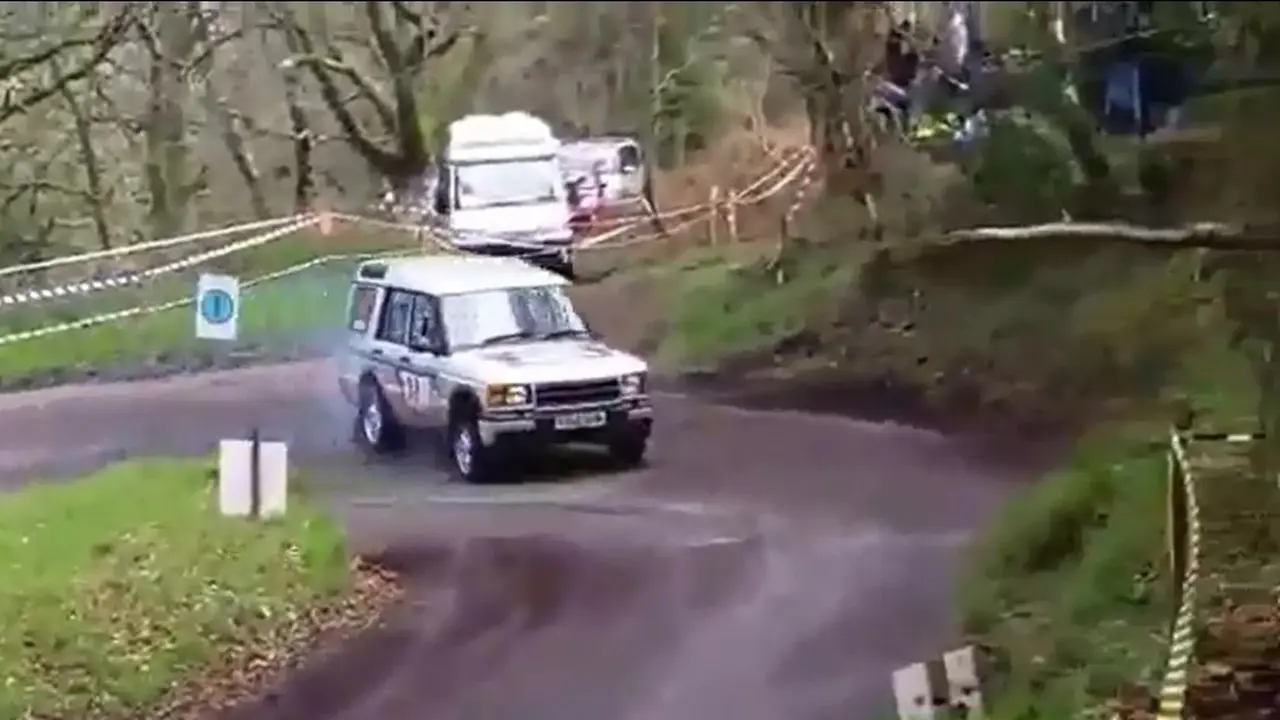 Aksi Drift Land Rover Bermesin BMW M3 (ist)