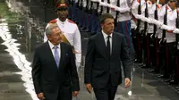 Presiden Kuba Raul Kastro dan PM Italia Matteo Renzi melakukan inspeksi pasukan saat kunjungan kenegaraan di Istana Revolusi, Havana, Rabu (28/10). Renzi menjadi kepala pemerintahan Italia yang mengunjungi Kuba pertama kalinya. (REUTERS/Enrique de la Osa)