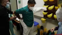 Menteri Kesehatan Budi Gunadi Sadikin saat mengenakan alat pelindung diri (APD) lengkap sebelum masuk ke ruang perawatan pasien COVID-19 di Rumah Sakit Hasan Sadikin (RSHS) Bandung, Jawa Barat (Foto: Biro Humas Kementerian Kesehatan Republik Indonesia)