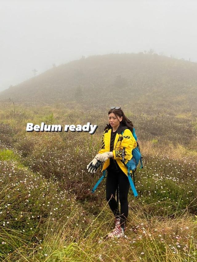 Bersama DJ Yasmine, Ini 7 Potret Seru Wendy Walters Mendaki Gunung Prau