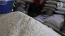 Pedagang beras menunggu pembeli di Pasar Santa, Jakarta, Kamis (8/12/2022). Menteri Perdagangan Zulkifli Hasan mengatakan, jelang Hari Besar Keagamaan Nasional (HBKN) Natal 2022 dan jelang Tahun Baru 2023, secara umum harga dan stok barang kebutuhan pokok dalam kondisi aman dan stabil. (Liputan6.com/Herman Zakharia)