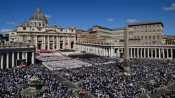 Orang-orang berkumpul menghadiri misa pemakaman Paus Fransiskus di Lapangan Santo Petrus, Vatikan pada 26 April 2025. (Tiziana FABI/AFP)