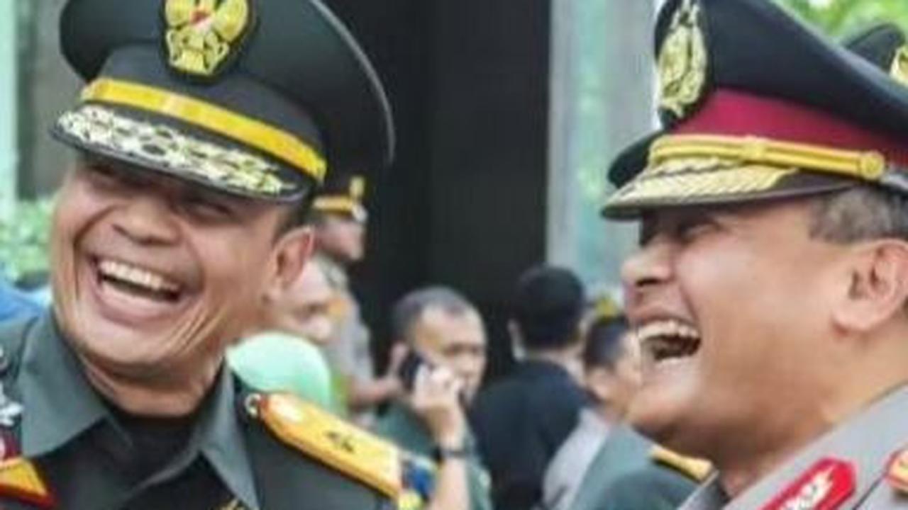 Tiga Bersaudara Berkumpul, Tawa Bahagia Jenderal TNI Polri Rapikan Gesper & Topi Adiknya Perwira Polisi