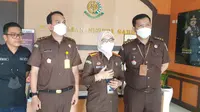 Kajari garut Neva Sari Susanti didamping Kasi Pidsus Yosef dan Kasi Intel Irwan, tengah memberikan penjelasan kepada wartawan ihwal penggeledahan gedung DPRD Garut. (Liputan6.com/Jayadi Supriadin)