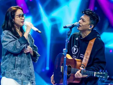 Berparas cantik, penyanyi ini selalu memukau penggemarnya dengan tampil memesona. Apalagi di beberapa momen Bunga Citra Lestari tampil gaya kasual dengan mengenakan denim. Seperti saat latihan bersama Ariel NOAH di atas panggung ini, ia tampil trendi dengan denim.(Liputan6.com/IG/@bclsinclair)