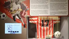 Memorabilia dan sejarah karir legenda sepak bola Singapura, Fandi Ahmad, menjadi bagian yang banyak dikunjungi dalam Museum Olah Raga Singapura yang terletak di Singapore Sports Hub. (Bola.com/Arief Bagus)