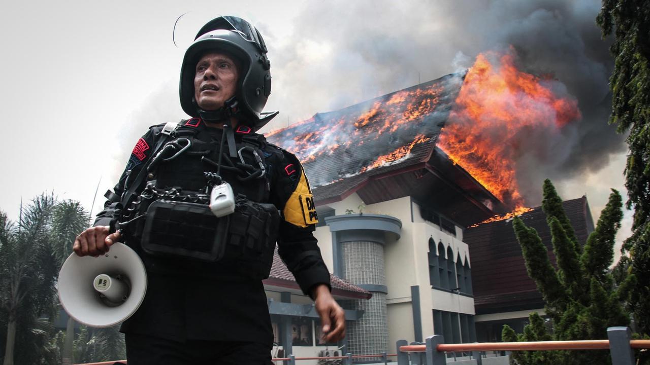 FOTO:  Gelombang Demo Meluas,  Gedung DPRD  di Lombok Dibakar & 22 Demonstran Ditangkap di Bali