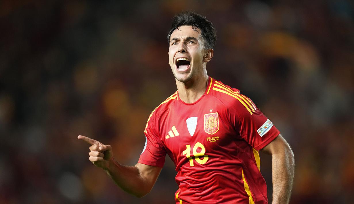 Pemain Spanyol, Martin Zubimendi merayakan gol ke gawang Denmark pada laga lanjutan UEFA Nations League di Nueva Condomina Stadium, Murcia, Spanyol, Minggu (13/10/2024) dini hari WIB. (AP Photo/Jose Breton)