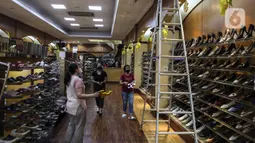 Karyawan bersiap memasang ornamen untuk mempercantik toko jelang bulan suci Ramadhan di Pasar Baru, Jakarta, Rabu (9/3/2022). Selain untuk mempercantik toko, pemasangan ornamen juga untuk menarik perhatian pengunjung atau warga yang hendak berbelanja ke toko tersebut. (Liputan6.com/Johan Tallo)