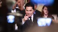 Ketua Umum PSSI terpilih untuk periode 2023-2027, Erick Thohir memberikan keterangan pers sesaat setelah berakhirnya Kongres Luar Biasa (KLB) PSSI di Hotel Shangri-La, Jakarta Pusat pada Kamis (16/2/2023). Erick Thohir berhasil mengungguli calon lainnya, La Nyalla Mahmud Mattalitti dengan perolehan suara 64 berbanding 22. (Bola.com/M Iqbal Ichsan)