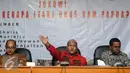 Anggota tim kerja ULMWP di Papua, Markus Haluk (tengah) menyampaikan keterangan saat diskusi di Komnas HAM, Jakarta, Jumat (4/3/2016). Diskusi membahas sejumlah pelanggaran HAM yang terjadi di Papua. (Liputan6.com/Helmi Fithriansyah)