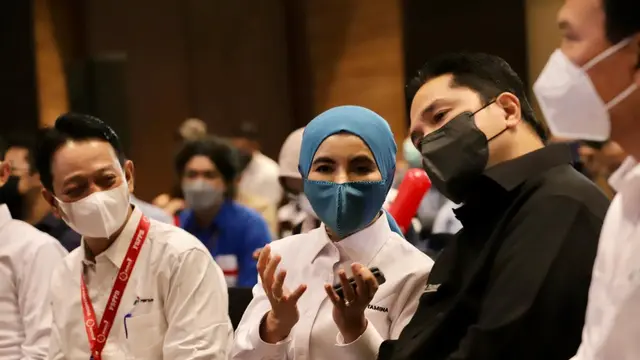 Menteri BUMN Erick Thohir menyambangi para pekerja Pertamina di Gedung Grha Pertamina, Jakarta. Turut mendampingi Direktur Utama Pertamina Nicke Widyawati. Foto: Pertamina