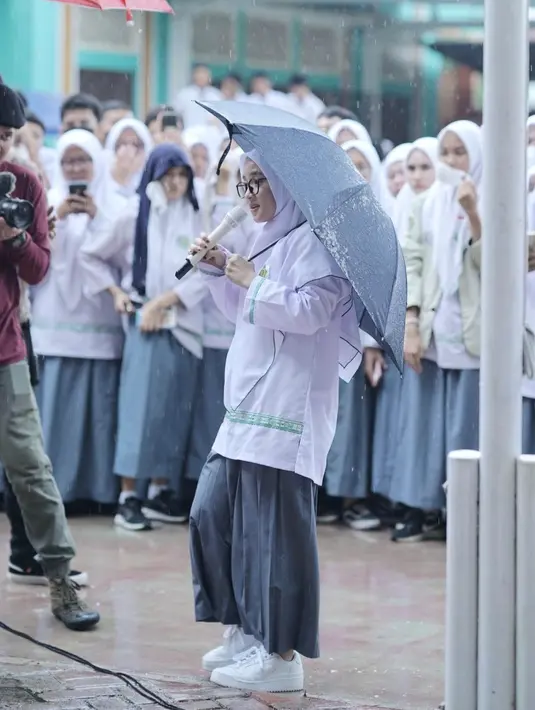 Postur tubuh Nissa Sabyan yang terbilang pendek justru membuatnya mudah berbaur dengan murid. Tak sedikit netizen yang menyebut Nissa Sabyan masih cocok jadi pelajar. (Liputan6.com/IG/nissa_sabyan)