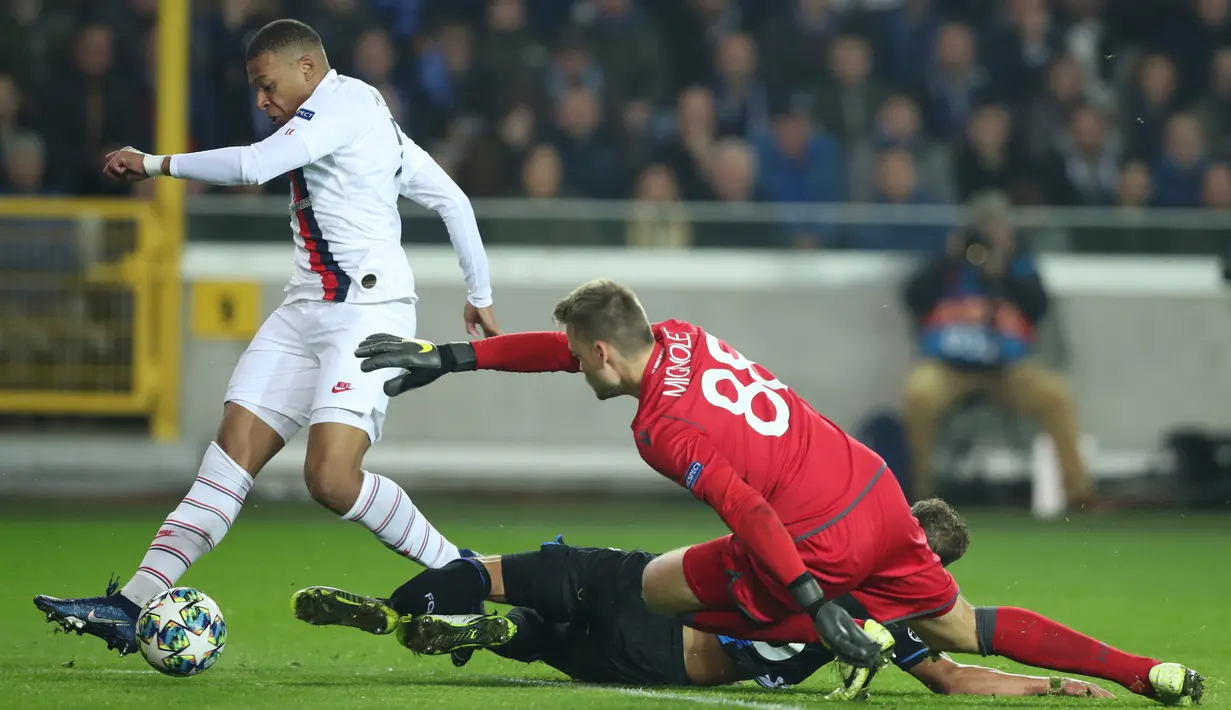 Pemain Paris Saint-Germain (PSG) Kylian Mbappe (kiri) mencetak gol ke gawang Club Brugge pada laga Grup A Liga Champions di Stadion Jan Breydel, Bruges, Belgia, Selasa (22/10/2019). PSG menang 5-0. (AP Photo/Francisco Seco)