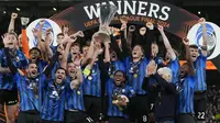 Gian Piero Gasperini, pelatih Atalanta, mengangkat trofi Europa League setelah mengalahkan Bayer Leverkusen dengan skor 3-0 di Aviva Stadium, Dublin, Irlandia, Kamis (23/5/2024) dini hari WIB.&nbsp; (AP Photo/Kirsty Wigglesworth)