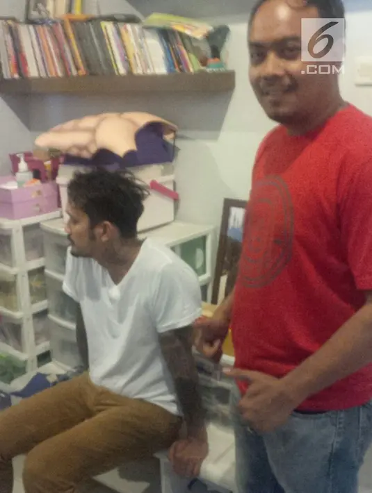  Aktor Tora Sudiro (kaos putih) ketika ditangkap di kediamannya di kawasan Ciputat, Tangerang Selatan. Tora ditangkap oleh Satnarkoba Polres Jakarta Selatan dengan barang bukti berupa 30 butir zat psikotropika. (Liputan6.com/Dok Pol)