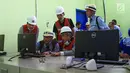 CEO GEC Foundation, Kunihiro Suga dan tim melihat operasional di komputer pembangkit tenaga listrik bertenaga gas buang di pabrik Tuban, (27/2). PT Semen Indonesia dan JFE Engineering Jepang berkomitmen WHRPG ramah lingkungan.(Liputan6.com/Pool/Eko)