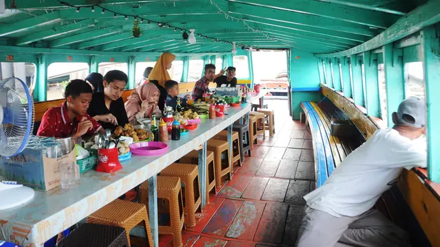 Nikmatnya Menyantap Kuliner Palembang di Warung Apung Sungai Musi