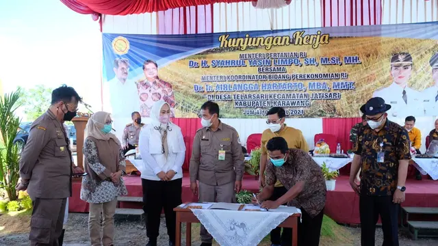 Menteri Pertanian Syahrul Yasin Limpo (Mentan SYL) melakukan panen raya padi di lahan seluas 300 hektar sekaligus melakukan gerakan serap gabah petani di Desa Telarsari, Kecamatan Jatisari, Kabupaten Karawang, hari Jumat (2/4/2021).