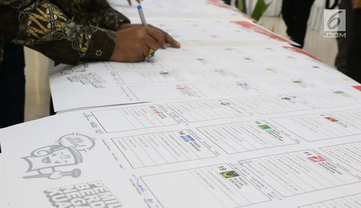 Perwakilan partai politik memvalidasi dan menandatangani persetujuan surat suara pemilihan Presiden dan Wakil Presiden serta anggota DPR RI pemilu 2019 di Jakarta, Jumat (4/1). (Liputan6.com/Helmi Fithriansyah)