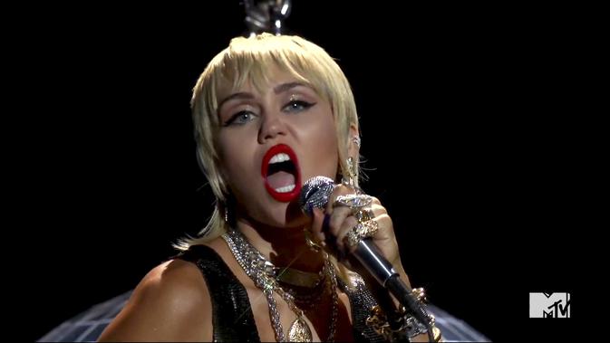 Miley Cyrus dalam MTV VMA 2020 (MTV via AP).