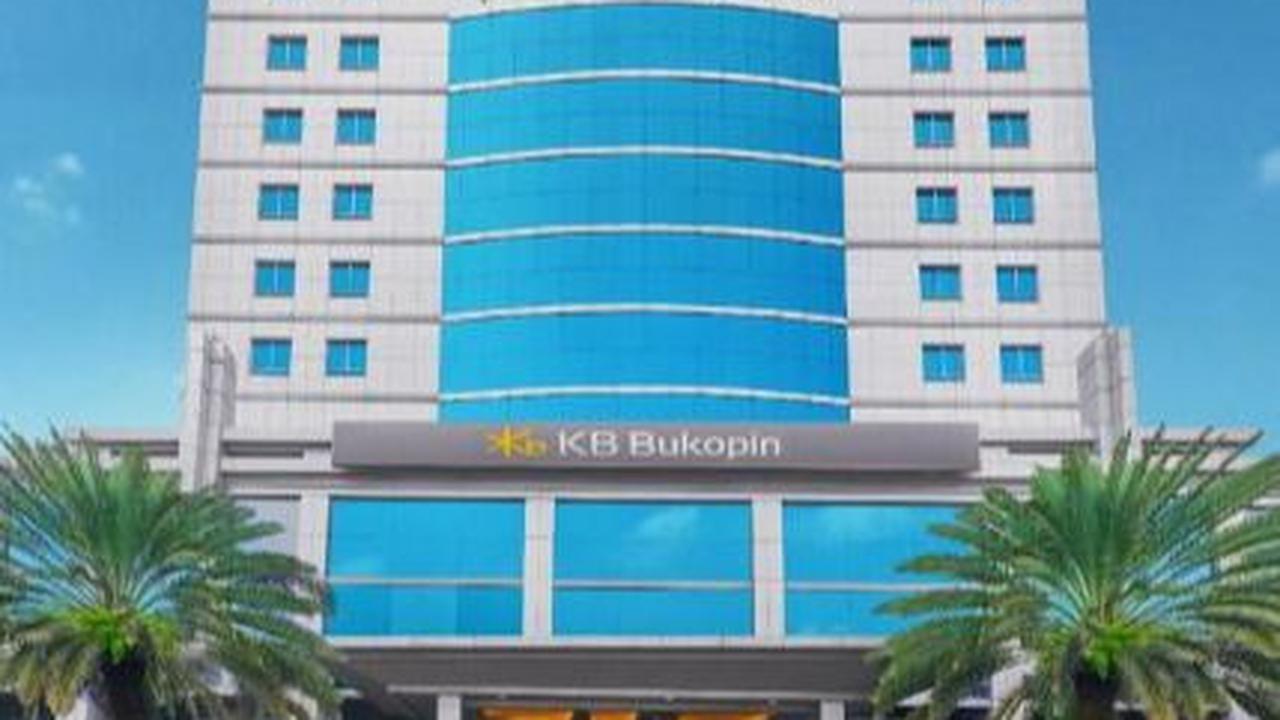 Dalam mobile banking ‘KBstar’ terdapat pula fitur Plus Account, yaitu tabungan dengan bunga tinggi untuk nasabah. Selain itu ada pula fitur Payroll Loan, di mana nasabah payroll KB Bukopin bisa mengajukan pinjaman.