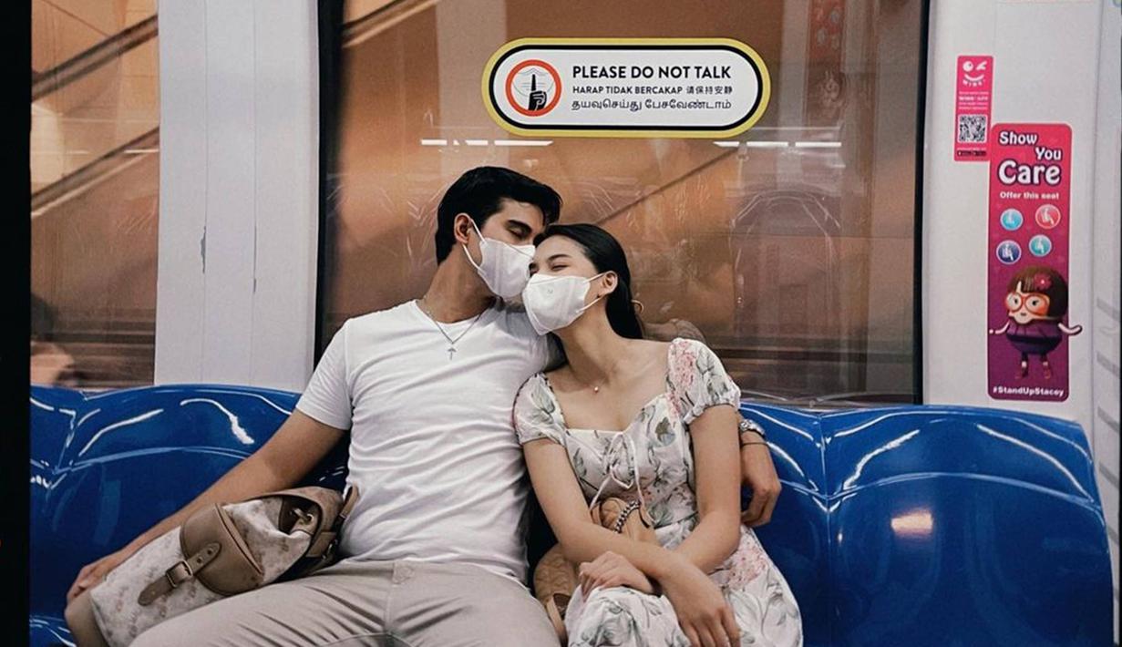 Dalam media sosial Instagram masing-masing, selebriti yang saat ini sudah banyak menghiasi layar kaca ini terlihat semakin mesra saat bersama. Seperti dalam potret kali ini saat naik kereta bareng. Tampil dengan busana kasual, keduanya pun terlihat serasi. (Liputan6.com/IG/cinta_brian)