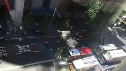 Sejumlah petugas terlihat berjaga-jaga di sekitar lokasi penyanderaan di The Lindt Chocolate Cafe, Sydney, Senin (15/12/2014). (Istimewa)