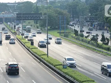 Kendaraan melintasi ruas jalan tol di Jakarta, Selasa (19/5/2020). PT Jasa Marga (Persero) Tbk memprediksi volume lalu lintas selama Lebaran akan mengalami penurunan signifikan sebesar 62,5 persen untuk pra Idul Fitri akibat larangan mudik selama pandemi COVID-19. (Liputan6.com/Immanuel Antonius)