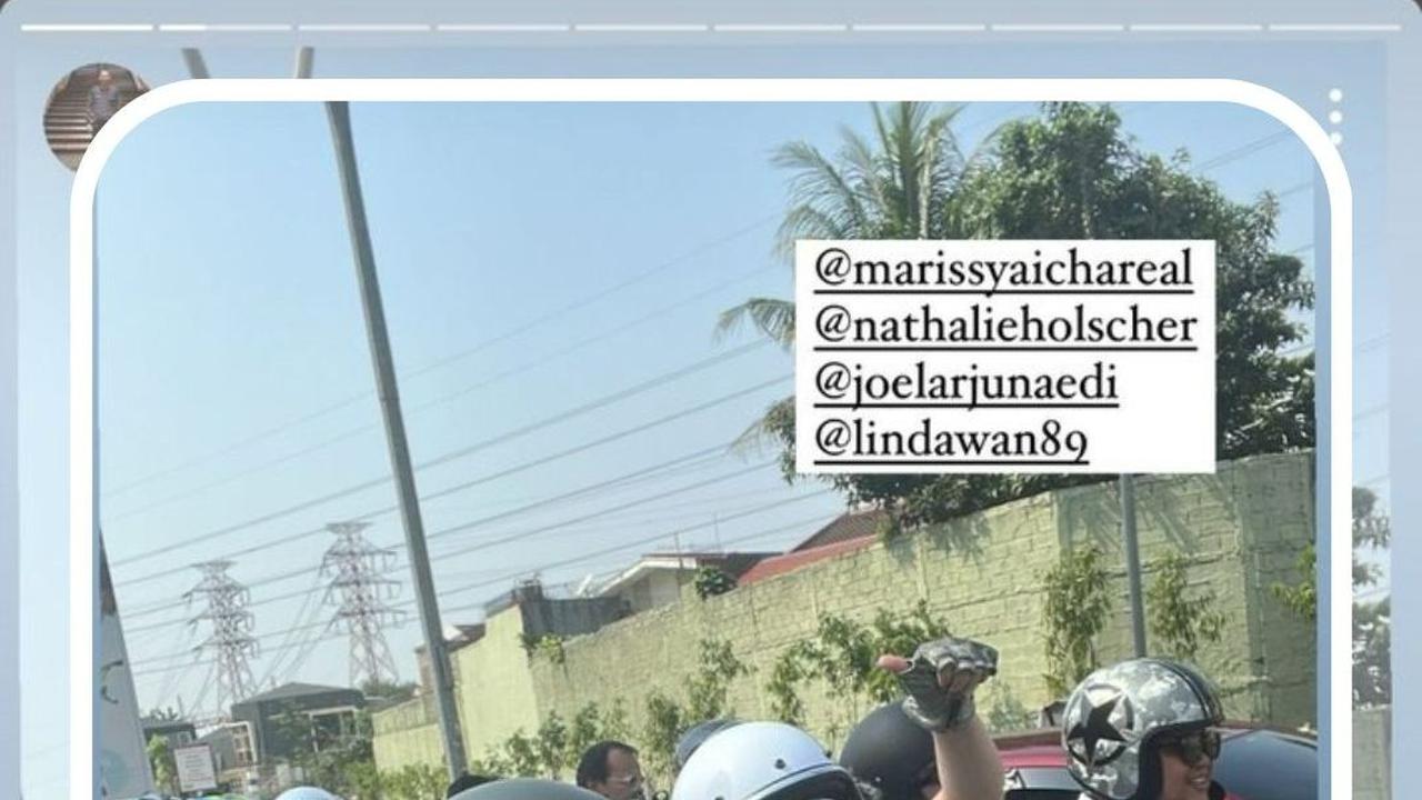 Nathalie Holscher bersama komunitas pecinta vespa