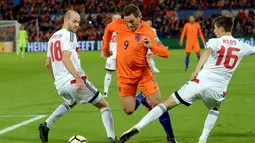 Vincent Janssen mencoba melewati hadangan dua pemain Belarus pada kualifikasi Piala Dunia 2018 di Stadion De Kuip, Rotterdam. Belanda menang 4-1. (REUTERS/United Photos/Toussaint Kluiters)