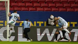 Satu-satunya gol yang tercipta di laga ini dicetak oleh pemain Argentina, Guido Rodriguez, saat laga baru berjalan 13 menit. (AP/Ricardo Mazalan)