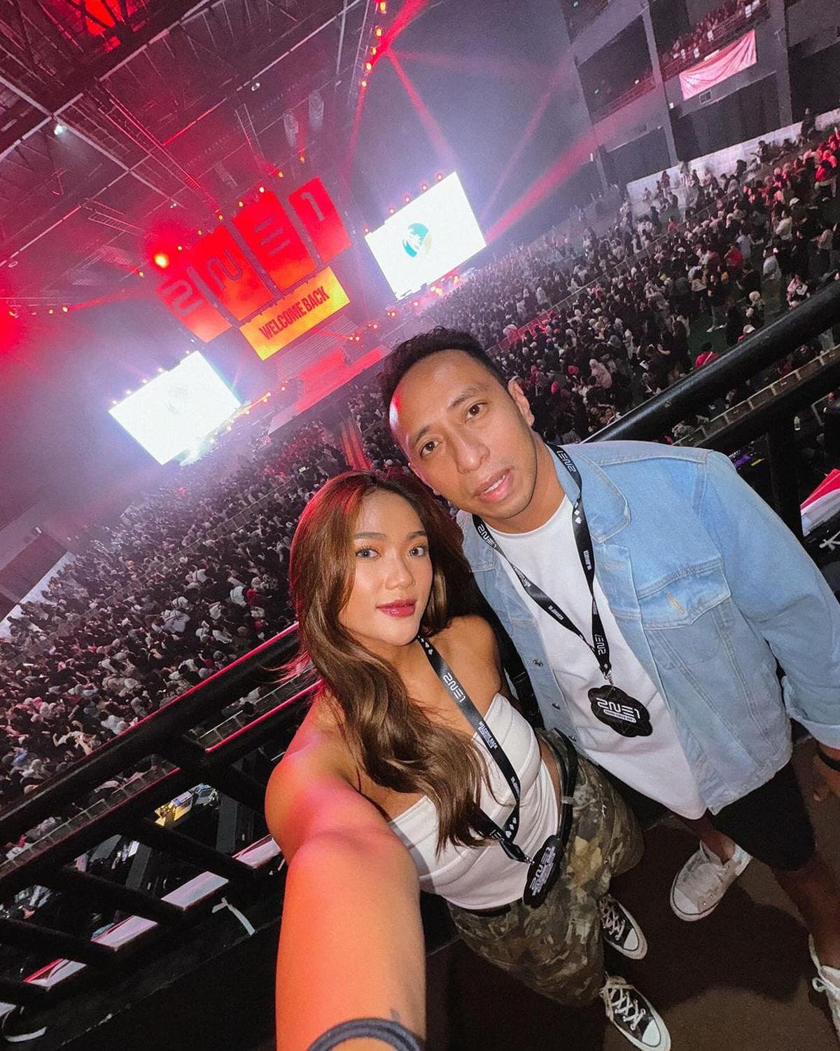 Momen Seru Marion Jola Nonton konser 2NE1 'Welcome Back' di Jakarta