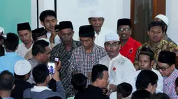 Jokowi menyalami jamaah usai mengikuti salat isya dan tarawih berjamaah di Masjid An Najaah, Cilegon, Selasa (1/7/14). (Liputan6.com/Andrian M Tunay)