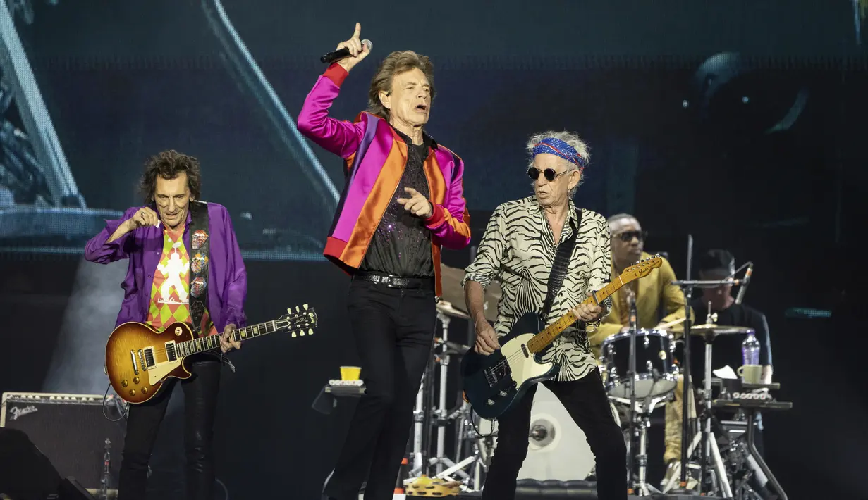 Personel grup band The Rolling Stones Mick Jagger (tengah), Ronnie Wood (kiri), dan Keith Richards (kanan) beraksi di atas panggung selama konser bagian dari tur Eropa "Sixty" di stadion Groupama, di luar Lyon, Prancis tengah, Selasa (19/7/2022). Lyon merupakan kota tur Eropa terakhir grup band asal Inggris tersebut. (AP Photo/Laurent Cipriani)