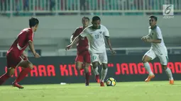 Gelandang Indonesia U-23, Saddil Ramdani (kedua kanan) mencoba menembus kawalan pemain Korea Utara pada laga PSSI Anniversary Cup 2018 di Stadion Pakansari, Kab Bogor, Senin (30/4). Babak pertama imbang 0-0. (Liputan6.com/Helmi Fithriansyah)
