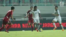 Gelandang Indonesia U-23, Saddil Ramdani (kedua kanan) mencoba menembus kawalan pemain Korea Utara pada laga PSSI Anniversary Cup 2018 di Stadion Pakansari, Kab Bogor, Senin (30/4). Babak pertama imbang 0-0. (Liputan6.com/Helmi Fithriansyah)