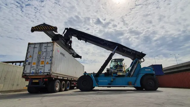 Perum Bulog mendatangkan 12.000 ton daging impor di New Priok Container Terminal One (NPCT1), Tanjung Priok, Jakarta, Sabtu (5/3/2022). (Dok Bulog)