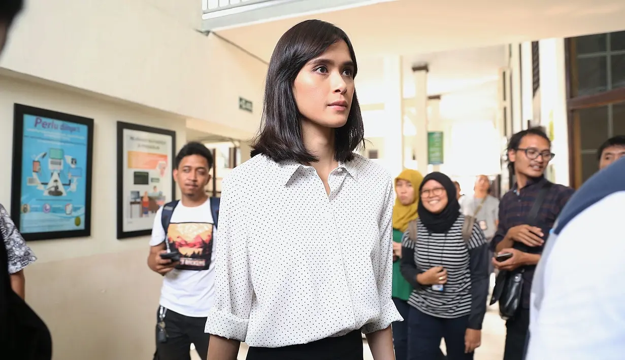 Dalam sidang perdana Fachri Albar, istrinya Renata Kusmanto, terlihat ikut hadir. Ia hadir juga membawakan makaman untuk suami yang telah memberikan dua orang anak itu. (Nurwahyunan/Bintang.com)