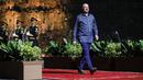 Presiden Dewan Eropa Charles Michel berjalan  setibanya pada 'Welcoming Dinner and Cultural Performance G20 Indonesia' di Taman Budaya Garuda Wisnu Kencana Bali, Selasa malam (15/11/2022). (Willy Kurniawan/Pool Photo via AP)