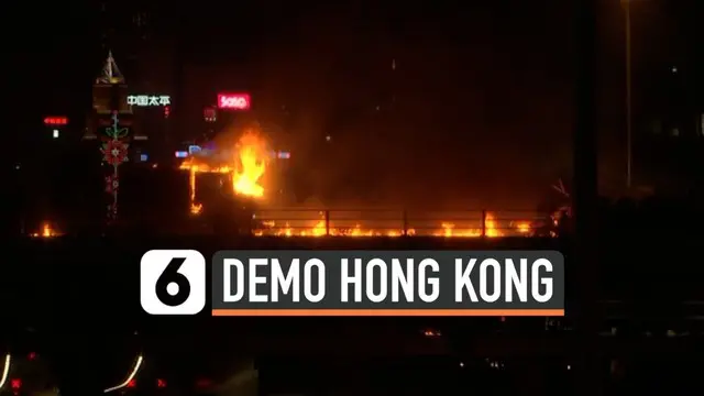 Polisi Hong Kong terus mendesak ratusan demonstran untuk keluar dari Universitas Politeknik Hong Kong. Demonstran bertahan dengan menyerang mobil polisi dengan bom molotov.