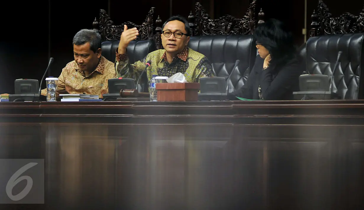 Ketua MPR Zulkifli Hasan (tengah) bersama Kepala Biro Persidangan MPR Muhammad Rizal  (kiri) dan Ketua Dewan Pembina Kontras Suciwati saat kegiatan Sosialisasi Empat Pilar di Gedung Nusantara V DPR RI, Jakarta, Jumat (13/11) (Liputan6.com/Johan Tallo)