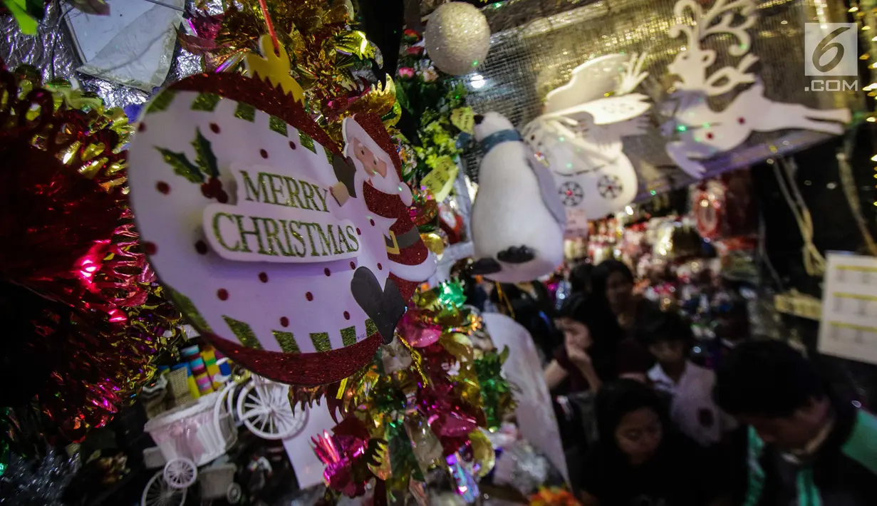 Berbagai pernak-pernik hiasan natal di kawasan Pasar Asemka, Jakarta Barat, Selasa (12/12). Menjelang Natal, umat Kristiani mulai mendatangi pusat perbelanjaan berburu pernak-pernik untuk menghiasi rumah dan pohon Natal. (Liputan6.com/Faizal Fanani)