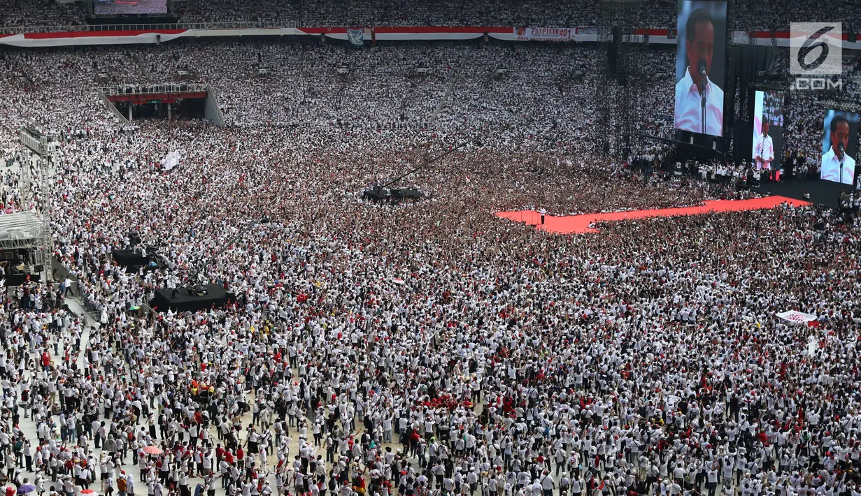 Capres nomor urut 01 Joko Widodo atau Jokowi memberikan pidato pada kampanye akbar di Stadion Utama GBK, Senayan, Jakarta, Sabtu (13/4). Jokowi menyampaikan rasa terima kasihnya kepada semua pihak yang sudah hadir di Stadion GBK dalam rangka Konser Putih Bersatu. (Liputan6.com/Angga Yuniar)