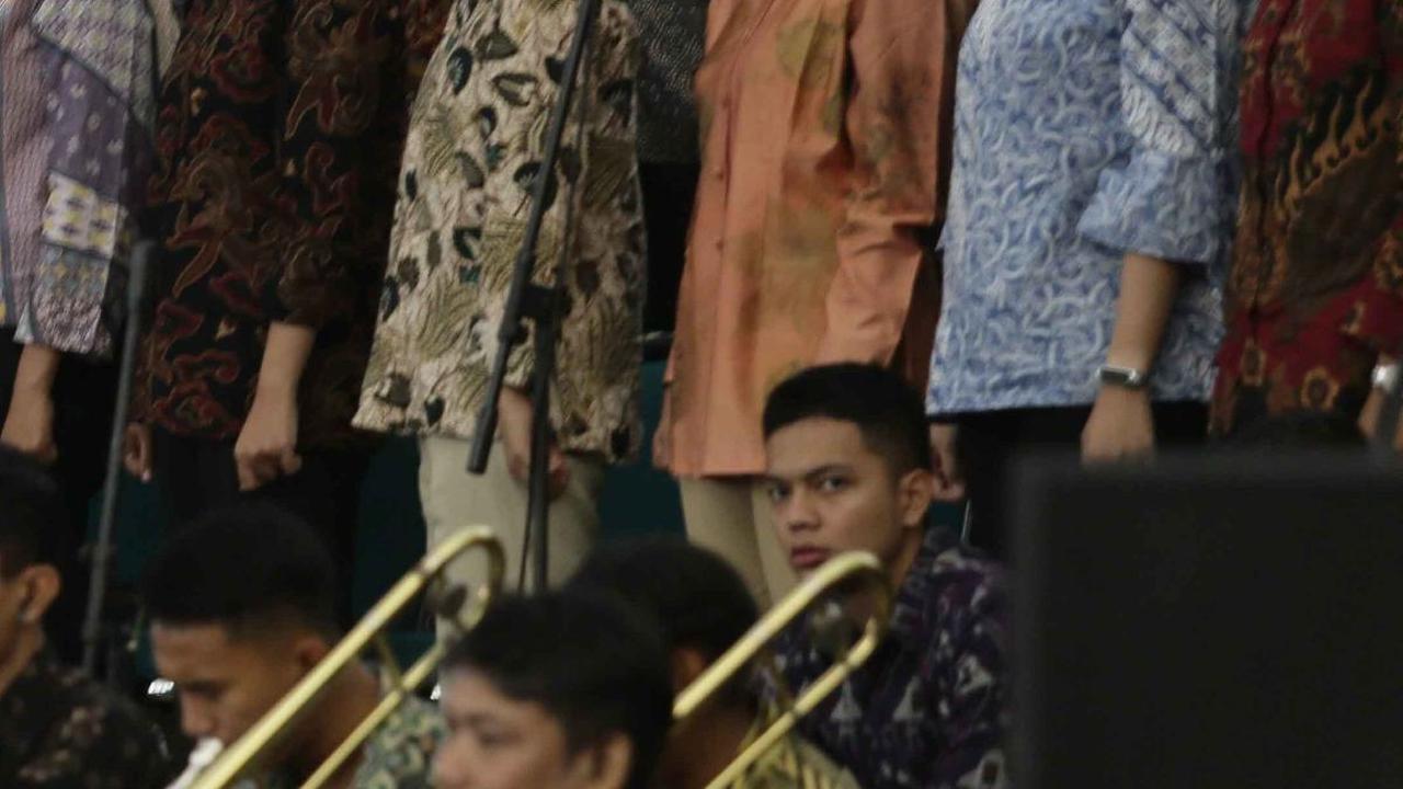 Suasana gladi kotor persiapan pidato kenegaraan Presiden dalam Sidang Tahunan MPR, DPR, dan DPD RI di Gedung Kura-Gura, Nusantara saat grup paduan suara melakukan latihan.