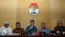 Mendagri Tjahjo Kumolo (tengah) didampingi Menteri ESDM Sudirman Said (kedua kanan) dan Ketua KPK Agus Rahardjo memberikan keterangan pers hasil rapat koordinasi di Gedung KPK, Jakarta, Senin (15/2). (Liputan6.com/Helmi Afandi)    