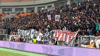 Pesta gol Persija Jakarta atas Bali United diwarnai oleh protes dari suporternya, The Jakmania. (Bola.com/Abdul Aziz).