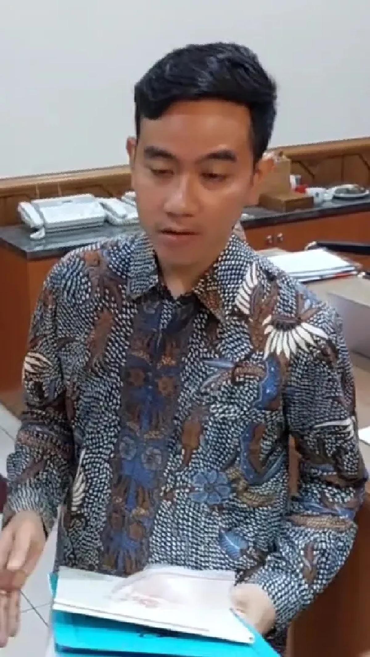 Ditemui terpisah, Wali Kota Solo Gibran Rakabuming Raka mengaku akan menemui Ba'asyir jika ada kesempatan.
