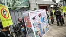 Aktivis membawa poster saat aksi di Kedutaan Besar Republik Rakyat China, Jakarta, Kamis (17/12/2020). Aksi mendorong pemerintah China melakukan penanganan serius terhadap dugaan kasus perbudakan modern yang dialami ABK Indonesia di kapal ikan berbendera China. (Liputan6.com/Faizal Fanani)