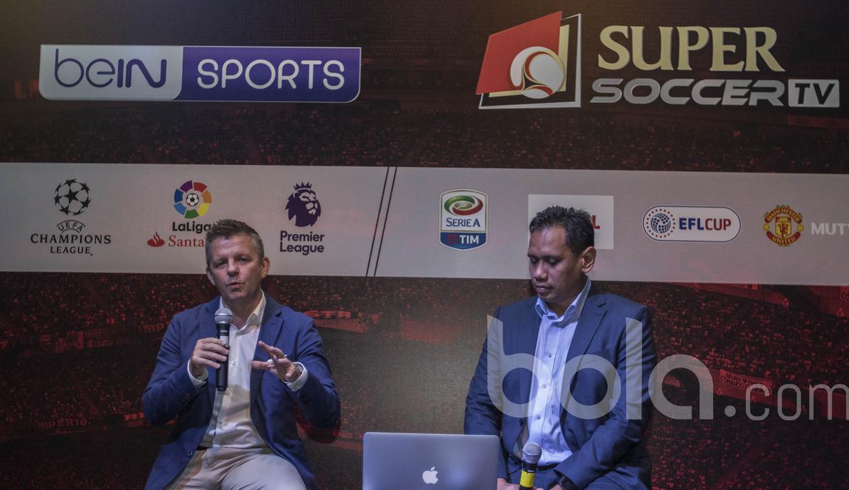 Managing Director BeIN Sports Asia Pasific, Mike Kerr, bersama Direktur Pengembangan Bisnis Super Soccer TV, Mirwan Suwarso (kanan), memberikan keterangan pers terkait kerjasama di Foundry 8, Jakarta, Kamis (2/3/2017). (Bola.com/Vitalis Yogi Trisna)